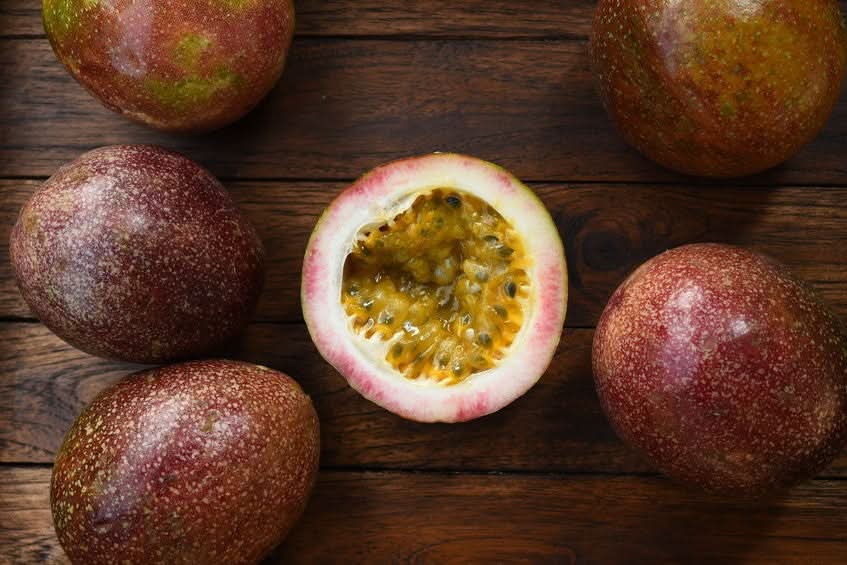 Bio Maracuja kaufen – Fair Trade Maracujas aus Uganda mit violettem Fruchtfleisch, saftig und aromatisch, perfekt für Obstsalat oder Joghurt