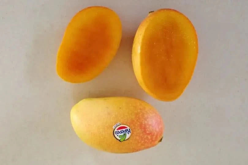 Aufgeschnittene Mango Keong mit goldgelbem Fruchtfleisch – Mango Keong kaufen aus fairem Anbau in Spanien