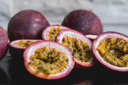 Passionsfrüchte lila Gulupa kaufen – Detailansicht vom aromatischen Fruchtfleisch mit Kernen