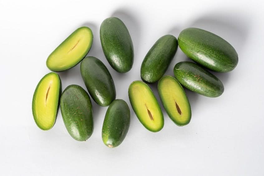 Frische Avocado Cocktail auf weißem Hintergrund, Bio-Avocados ohne Kern aus Spanien kaufen