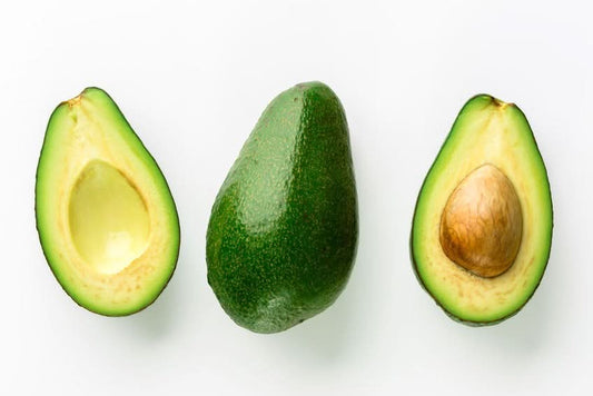 Avocado Fuerte aus Zypern aufgeschnitten und ganz, perfekte cremige Bio Avocado aus Zypern