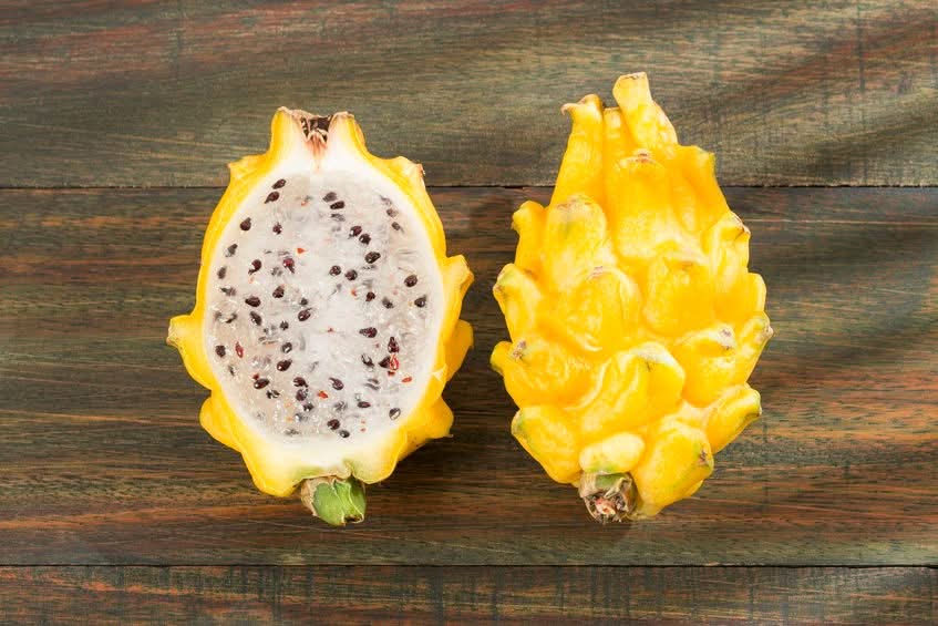 Drachenfrucht kaufen – Gelbe Pitahaya frisch aufgeschnitten mit weißem Fruchtfleisch