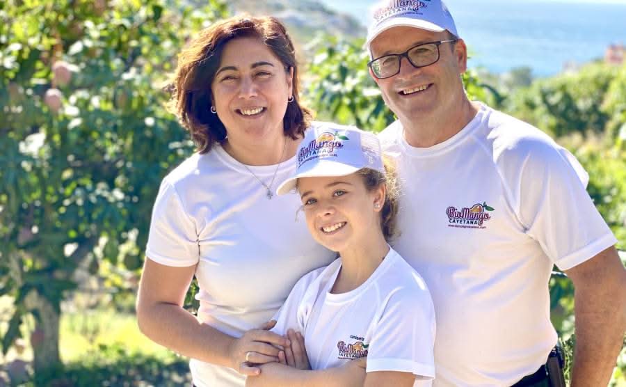 Familie der Finca Cayetana in Spanien, die Bio-Mangos anbaut – regional, nachhaltig und ideal für alle, die Mango kaufen Spanien möchten.