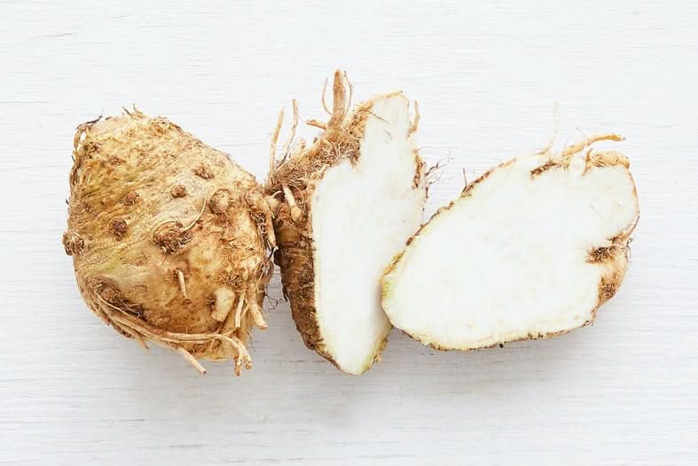 Knollensellerie Bio neue Ernte mit grün