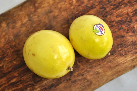 Goldene Passionsfrüchte Bio aus Indonesien auf Holz – jetzt Passionsfrüchte kaufen