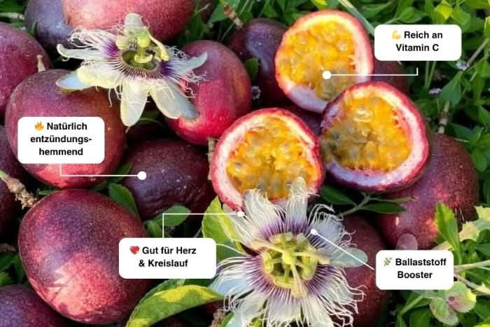 Geschnittene Passionsfrüchte mit Blüte und gesundheitlichen Vorteilen – perfekt für alle, die Passionsfrüchte kaufen Spanien und gesunde Bio-Früchte genießen möchten