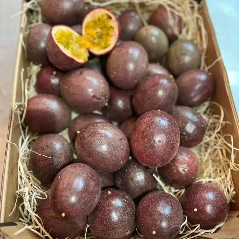 Bio Passionsfrüchte kaufen – frische Früchte in der Kiste mit halbierter Passionsfrucht